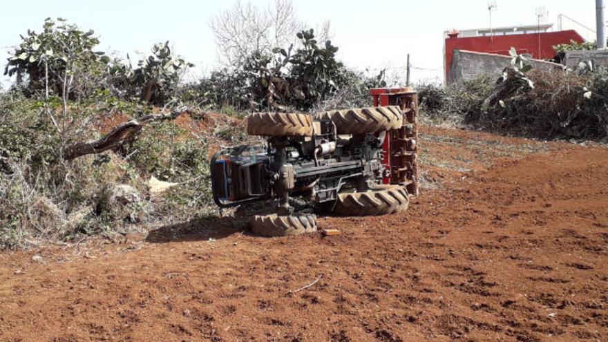 Imagen del tractor volcado en La Laguna.