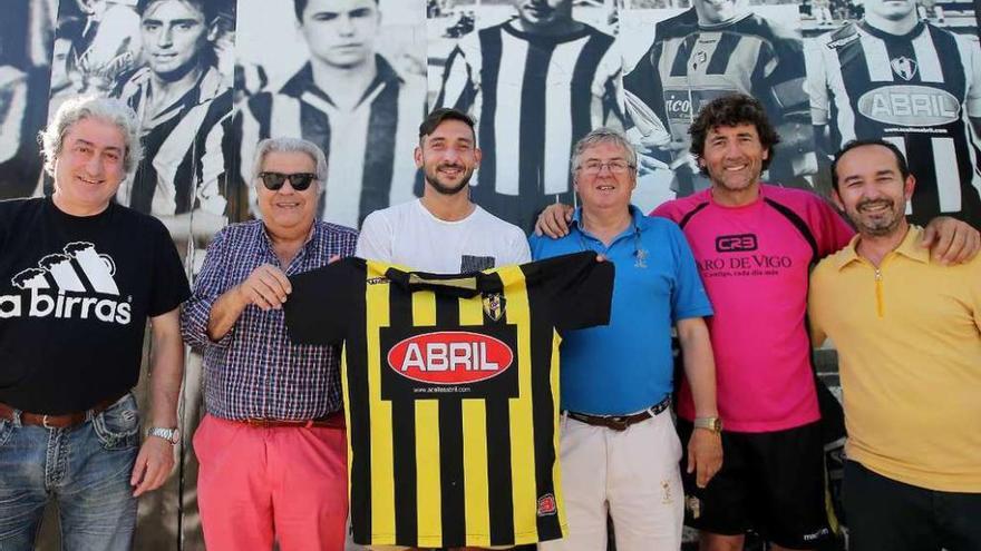 Pablo Carnero, junto a la directiva y el técnico del Rápido de Bouzas. // Marta G.Brea