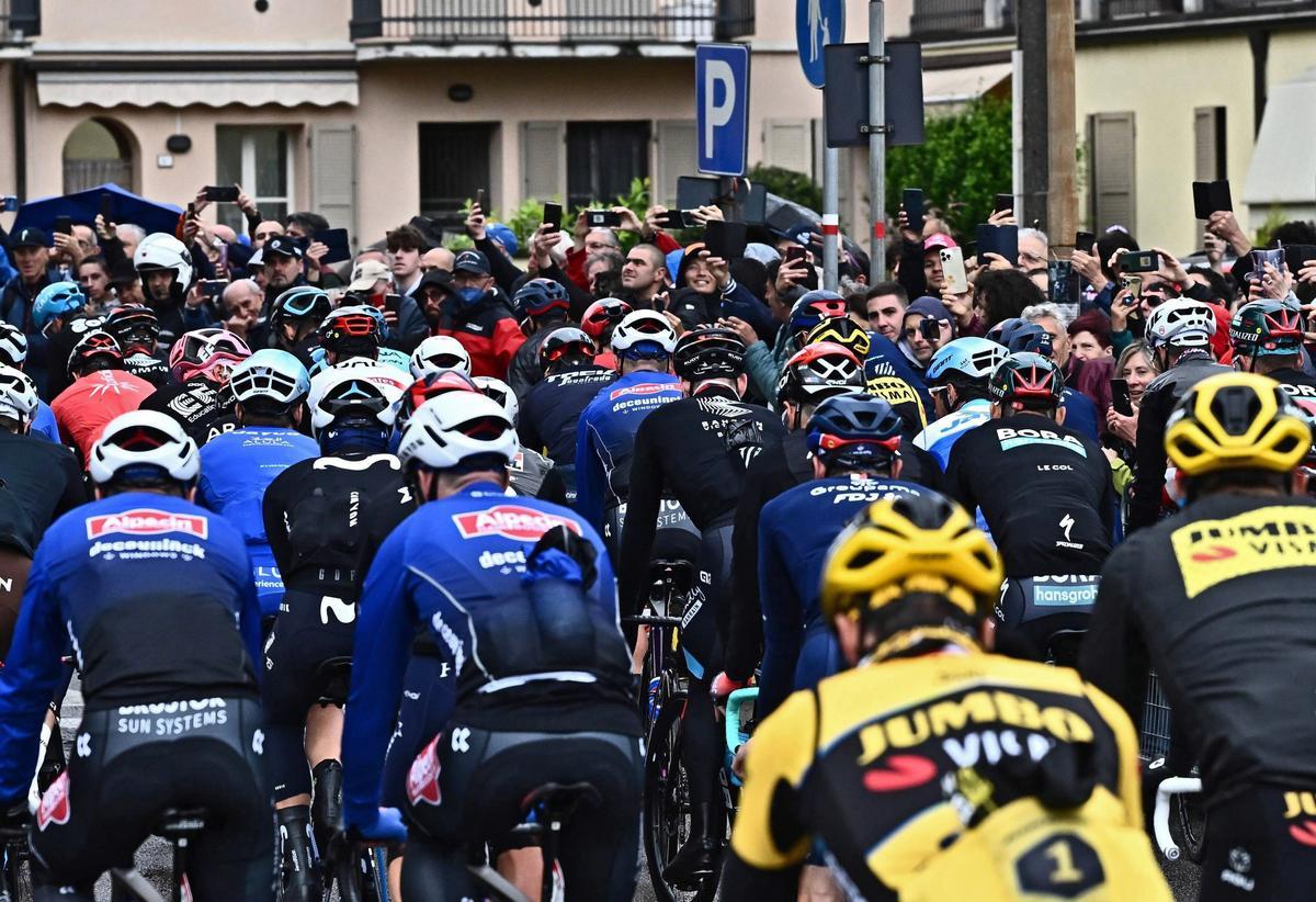 Scandiano (Italy), 16/05/2023.- The pacl of riders departs for the 10th stage of the 2023 Giro d’Italia cycling race over 196 km from Scandiano to Viareggio, Italy, 16 May 2023. (Ciclismo, Italia) EFE/EPA/LUCA ZENNARO
