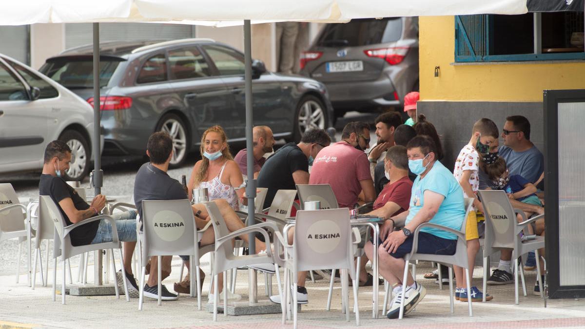 Una terraza llena de clientes, ayer en Foz. // EP