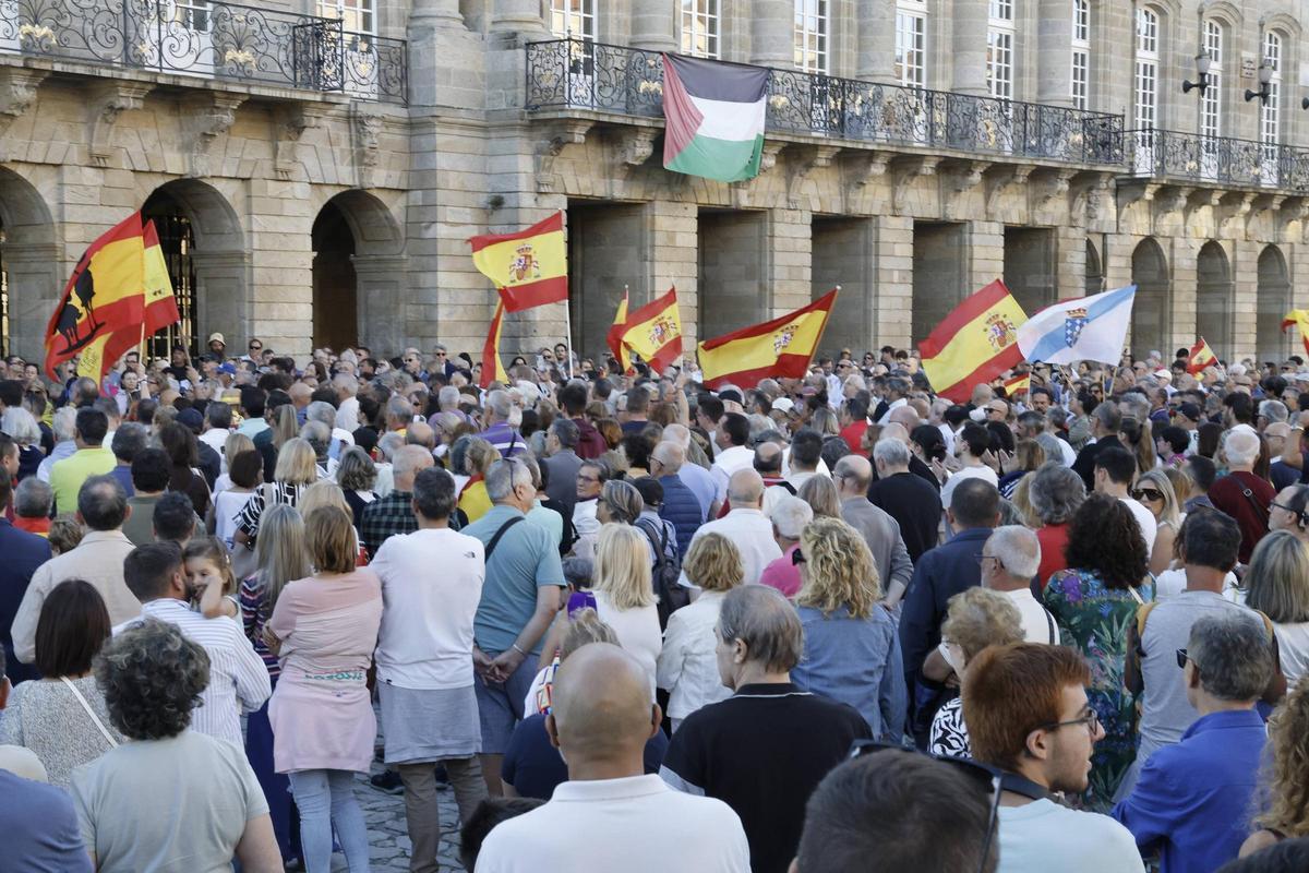 Cientos de personas se movilizan en Santiago para mostrar su apoyo a Ceuta Cientos de personas se movilizan en Santiago para mostrar su apoyo a Ceuta