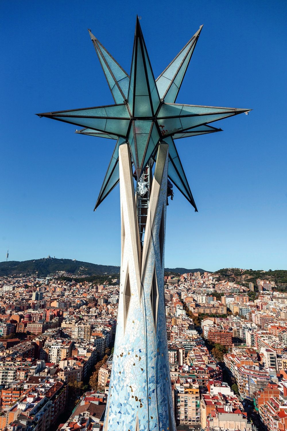 Imagen actual de la estrella que corona la Torre de la Virgen María de la Sagrada Familia