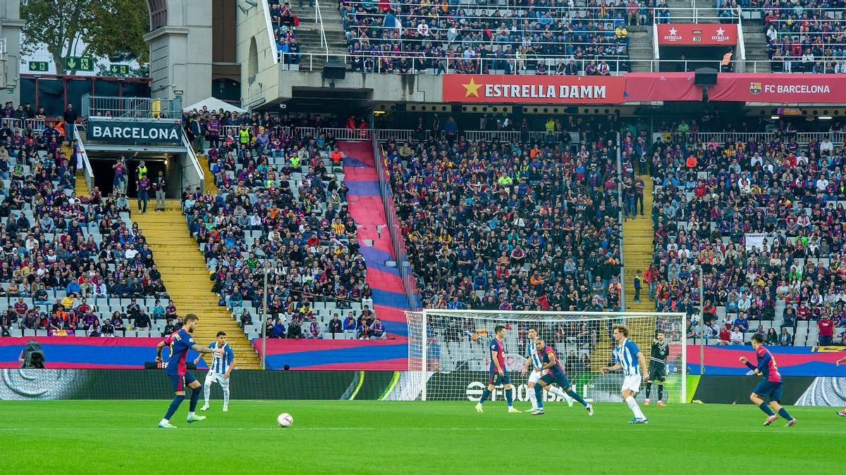 La Grada de Animación azulgrana se mantiene en silencio en el primer cuarto de hora del derbi entre Barça y Espanyol en Montjuïc.