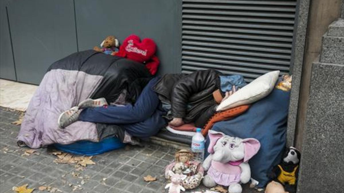 Una persona sin hogar que vive en la calle, ayer, en el cruce del paseo de Sant Joan y la avenida Diagonal.