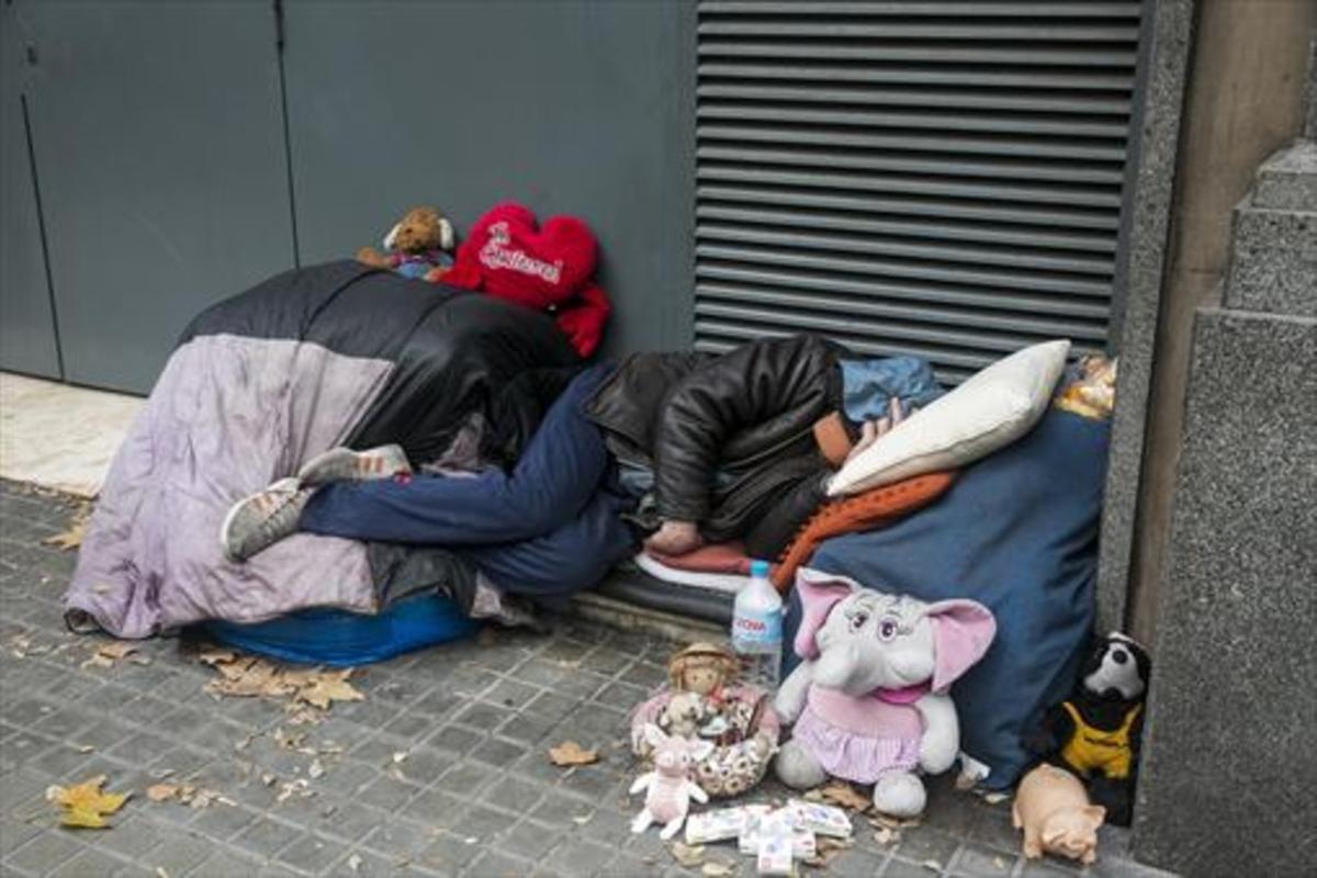 Una persona sin hogar que vive en la calle, en el cruce del paseo de Sant Joan y la avenida Diagonal.