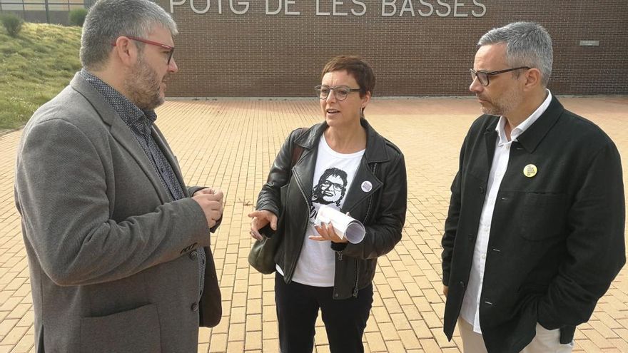 Els representants d&#039;ERC al costat de la presó de Figueres.