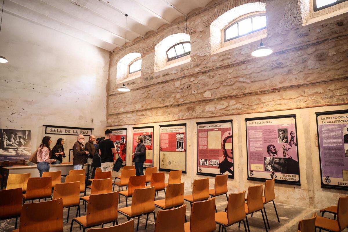 La Sala de la Pau, donde se ubicaba la antigua cárcel, donde se aprecia las marcas en las paredes y el suelo de las celdas