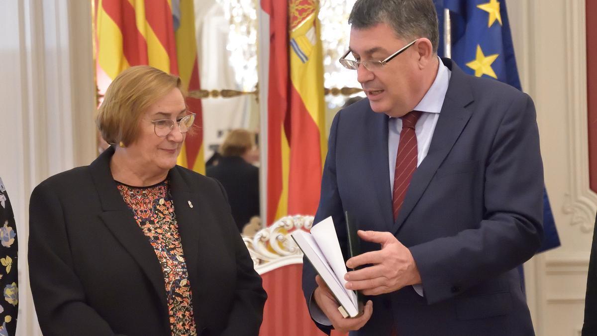 El presidente de las Corts, Enric Morera, hojea la memoria de la Fiscalía ante la fiscal superior, Teresa Gisbert.