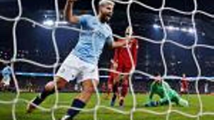 Agüero celebra el primer gol del partit.