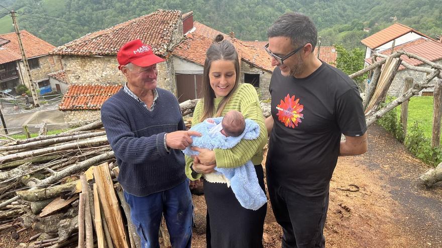 Una pareja gallega da el primer niño en 40 años a un pueblo asturiano