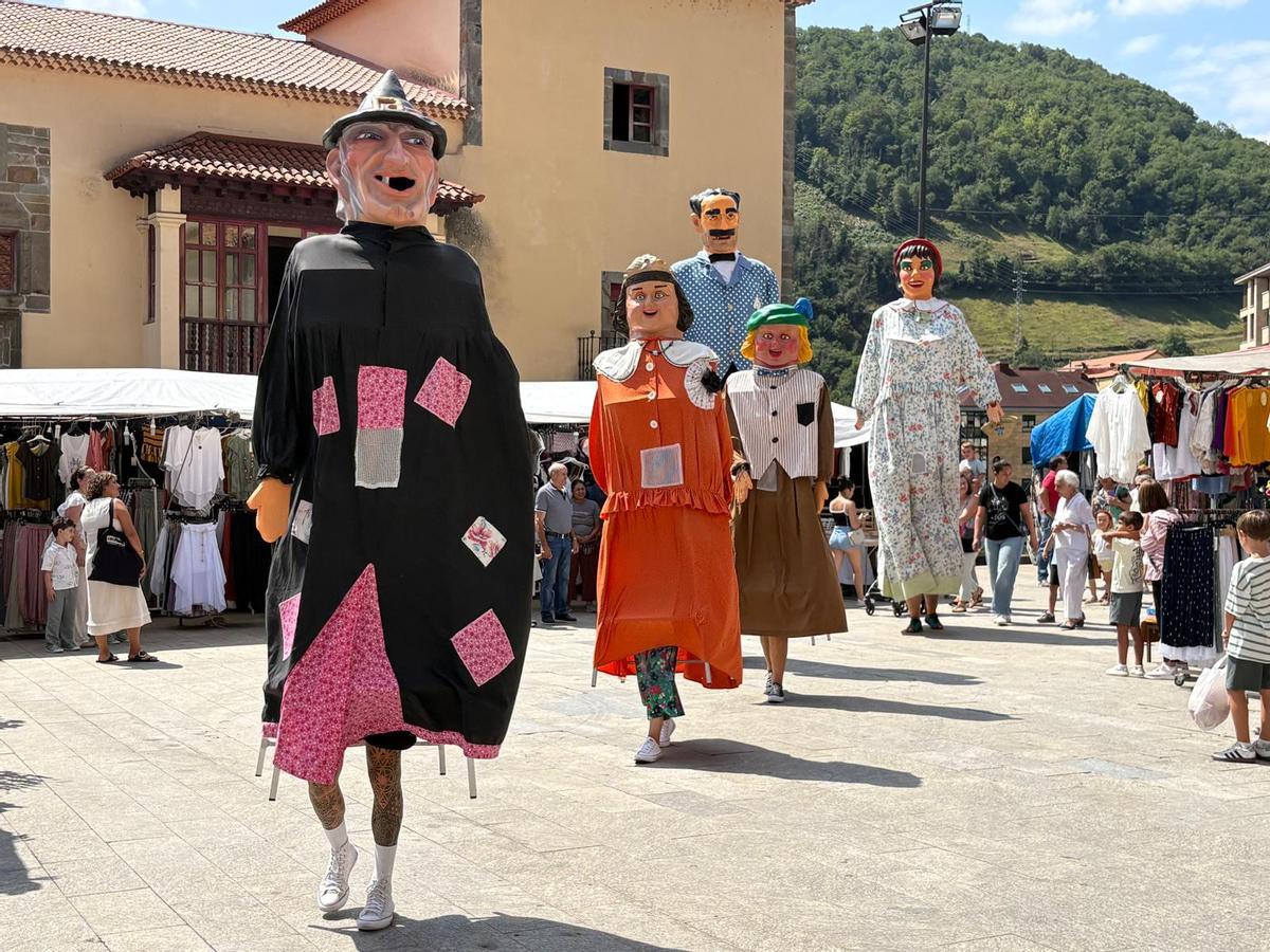 Gigantes y cabezudos animan Cangas del Narcea Gigantes y cabezudos animan Cangas del Narcea