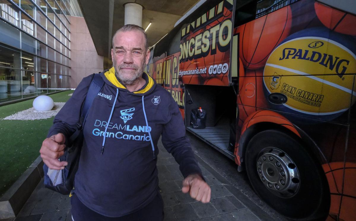 La llegada de los jugadores del CB Gran Canaria tras su descenso