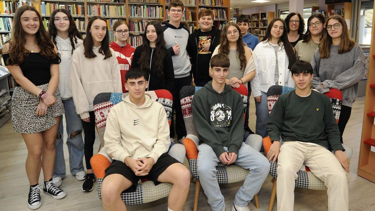 El alumnado del programa con la profesora Mónica Fondevila, ayer, en la biblioteca del instituto.