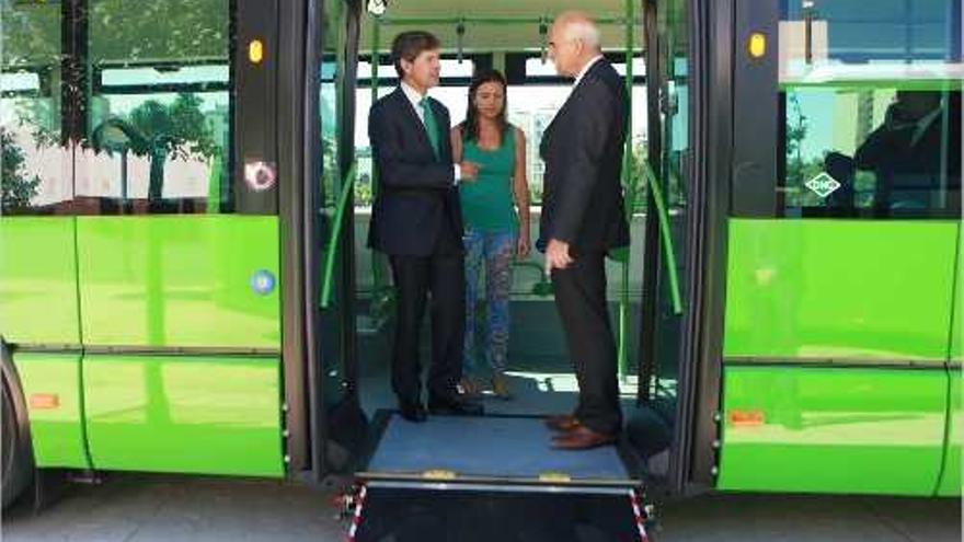 Bataller presentó ayer la nueva flota de autobuses.