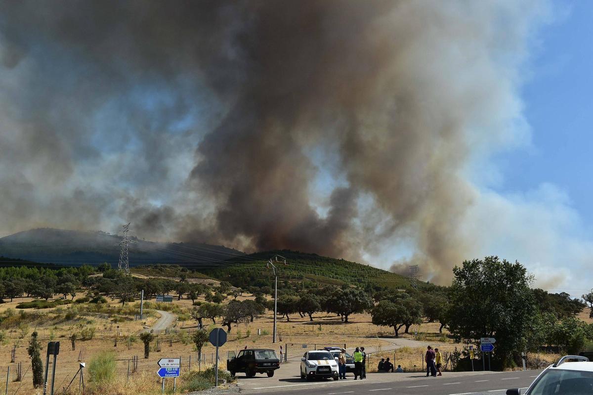 Fotogalería | Las imágenes del incendio de Casas de Millán, que ha obligado a evacuar a 800 personas Fotogalería | Las imágenes del incendio de Casas de Millán, que ha obligado a evacuar a 800 personas