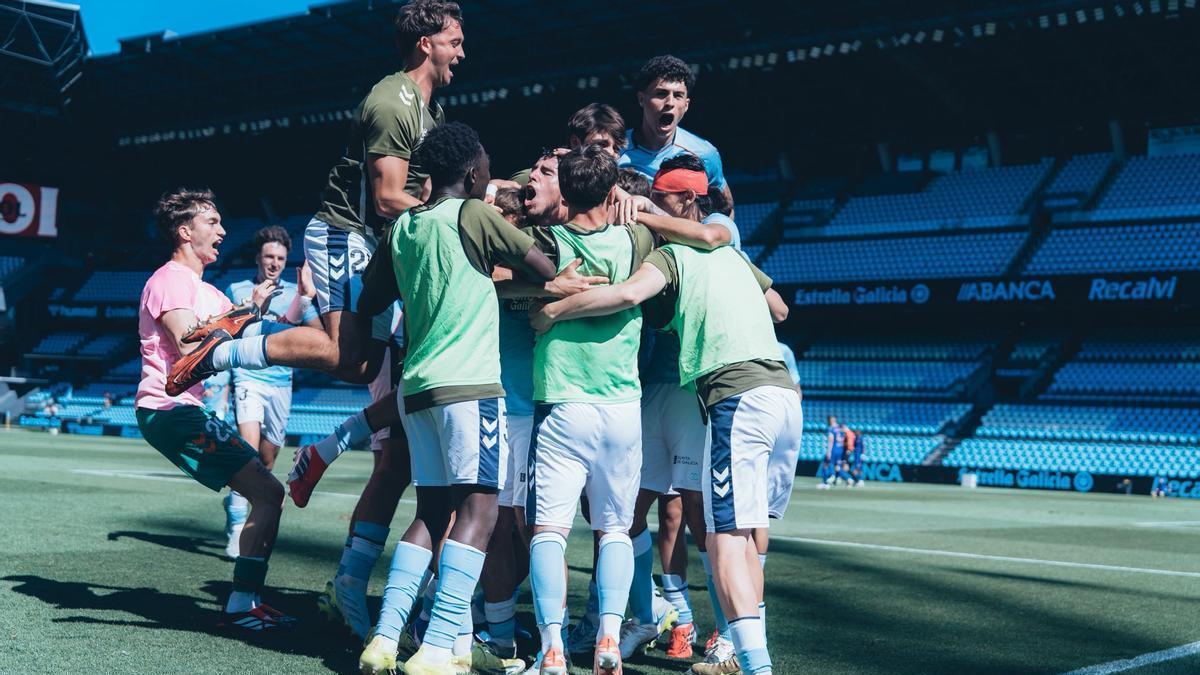 Los jugadores del Celta Fortuna celebran la victoria ante el Europa.