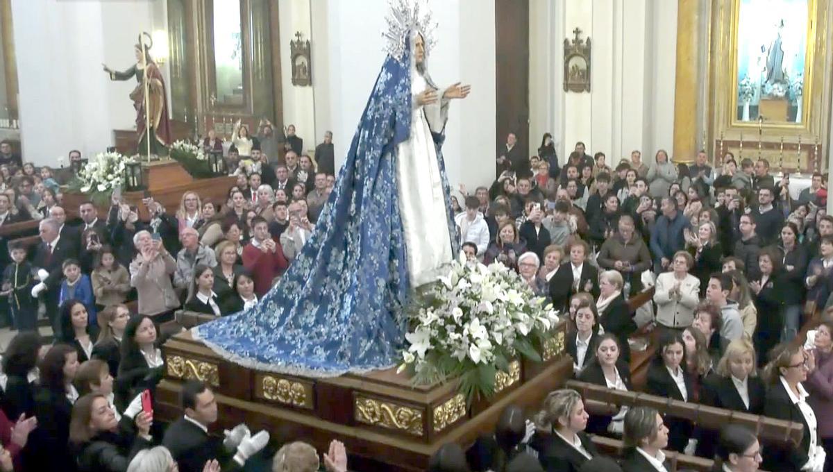 La Virgen de la Paz en el momento en que cambió su luto al ver a Jesús Sacramentado