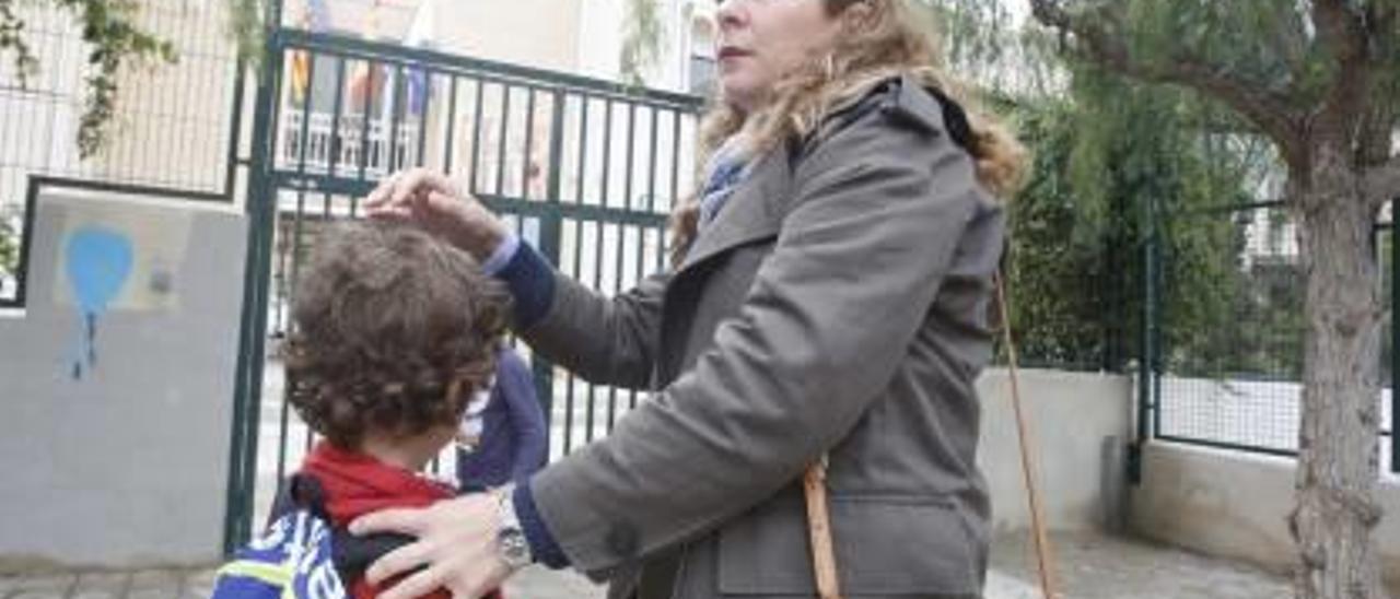 La madre con su hijo a la puerta del colegio, ayer