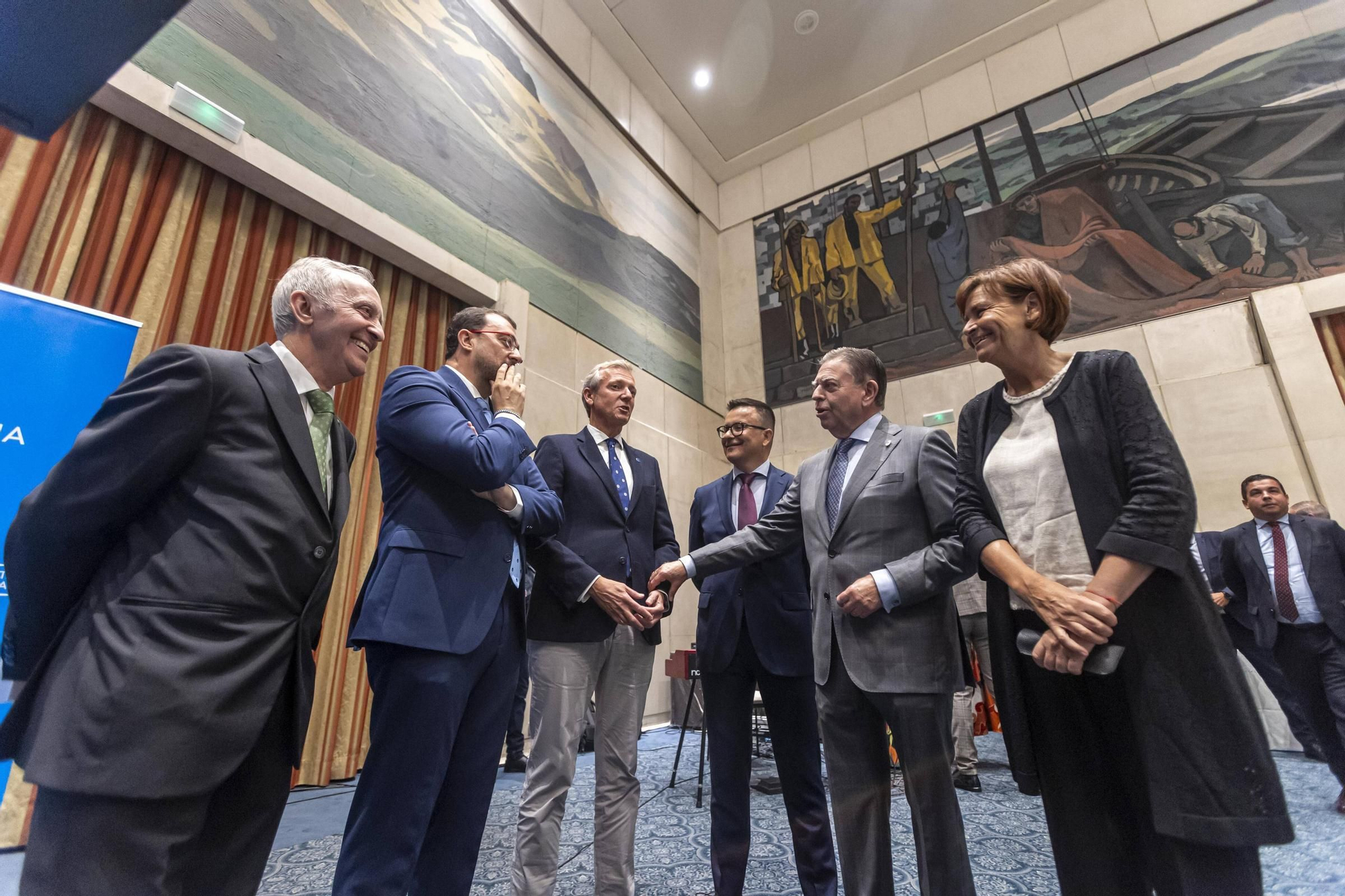 La Asociación Día de Galicia en Asturias entrega su medalla de oro a Adrián Barbón y Carmen Moriyón