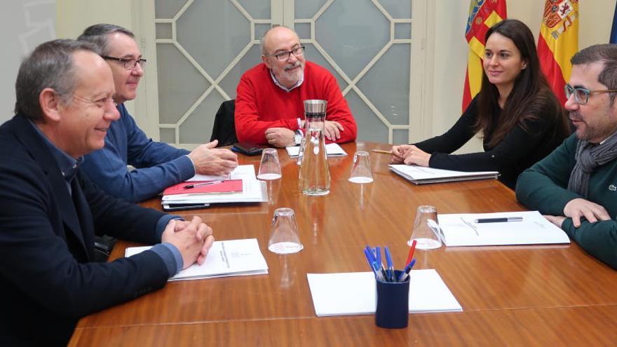 Un momento de la reunión entre el conseller y los representantes sindicales