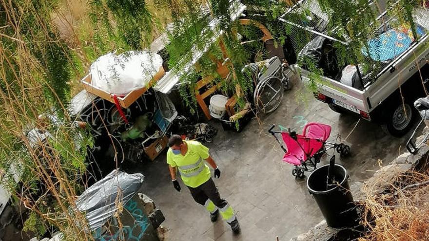 Detalle de la limpieza que se realizó ayer en el peatonal de Benahoare.