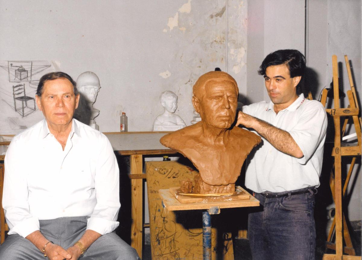 Albert, cuando elaboró el busto de Antonio Puchades.
