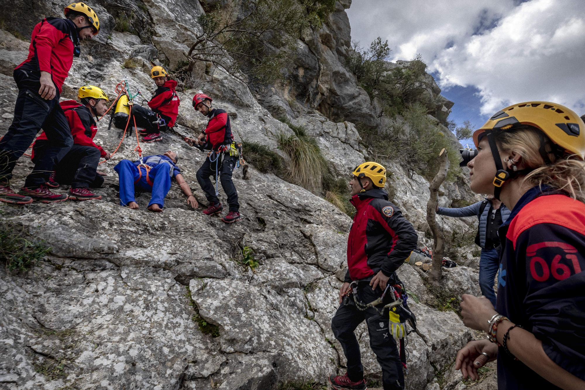 Los Bombers de Mallorca entrenan los rescates de montaña en Tossals Verds