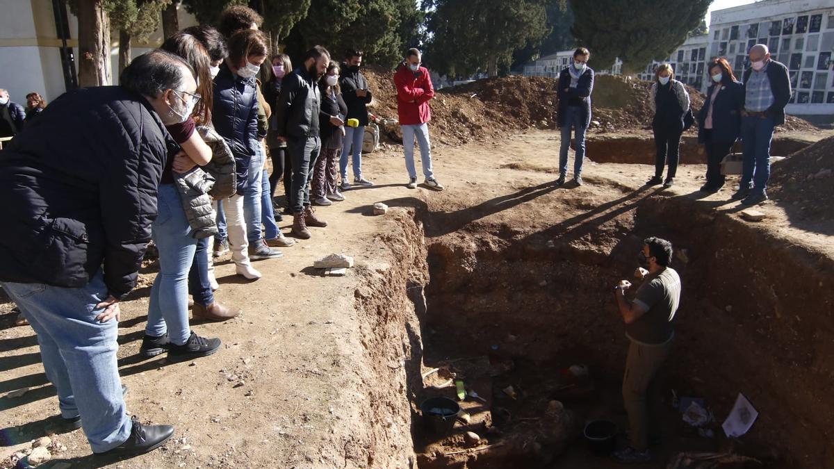 Visita guiada por los responsables de las exhumaciones realizadas en el Cementerio de la Salud en Córdoba, Carmen Jiménez y Luis Tovar