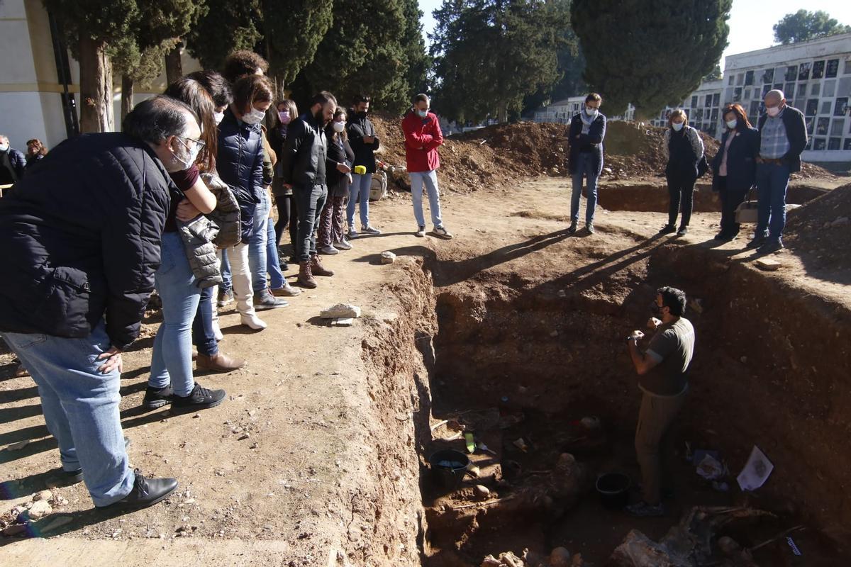 Visita guiada por los responsables de las exhumaciones realizadas en el Cementerio de la Salud en Córdoba, Carmen Jiménez y Luis Tovar