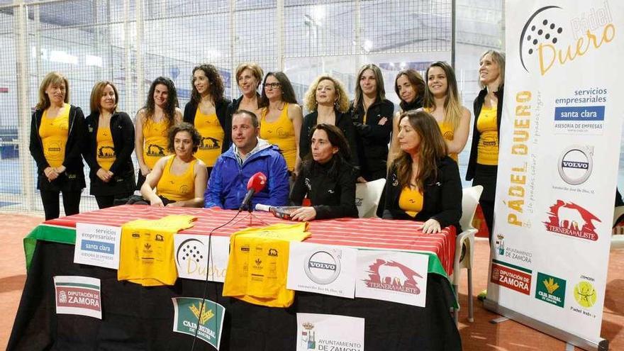 El acto de presentación de los tres equipos del club se celebró ayer en Pádel Indoor Zamora.