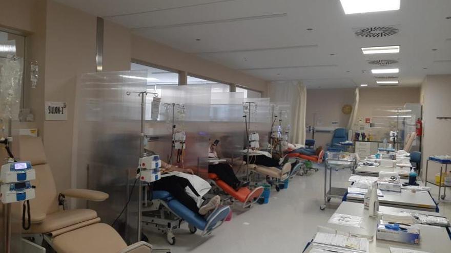 Pacientes con cáncer reciben tratamiento de quimioterapia en el Hospital de Día Oncológico del Santa Lucía, en Cartagena. | L.O.