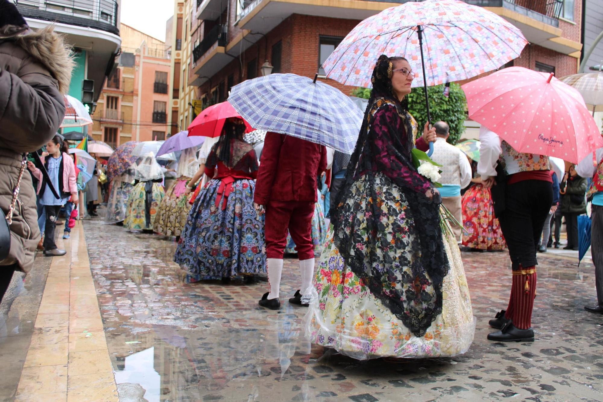 Búscate en la Ofrenda 2025 de Alzira entre paraguas y chubasqueros