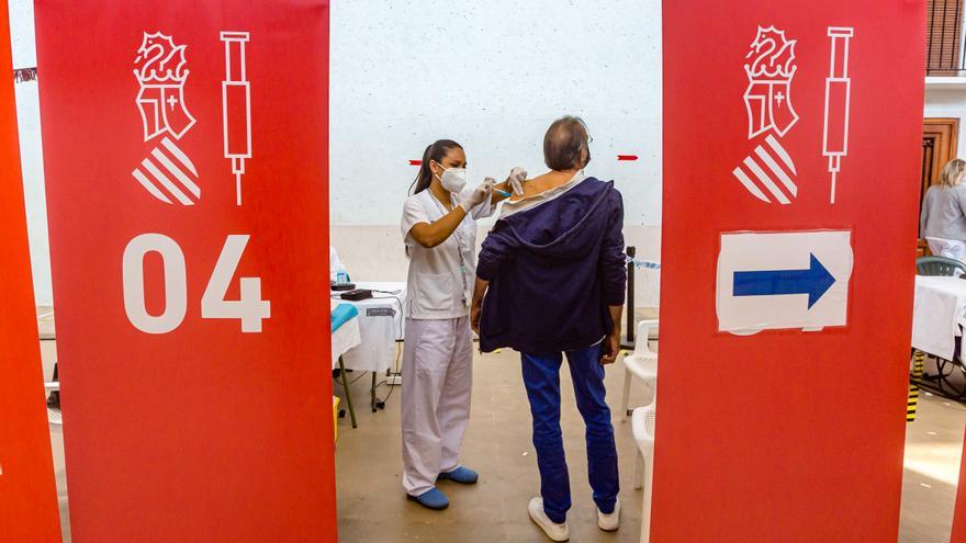 Sanidad reabre los &quot;vacunódromos&quot; en la Marina Baixa para vacunar sin cita previa antes de los encuentros de Navidad