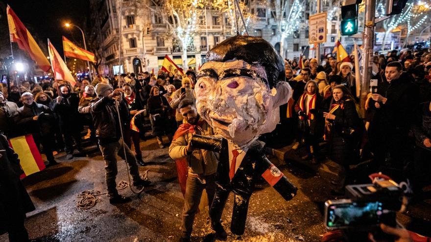 Decenas de personas celebran la entrada del año nuevo en la calle Ferraz, a 1 de enero de 2024, en Madrid (España). Revuelta, la organización juvenil de la órbita de Vox convocante de las concentraciones en Ferraz.