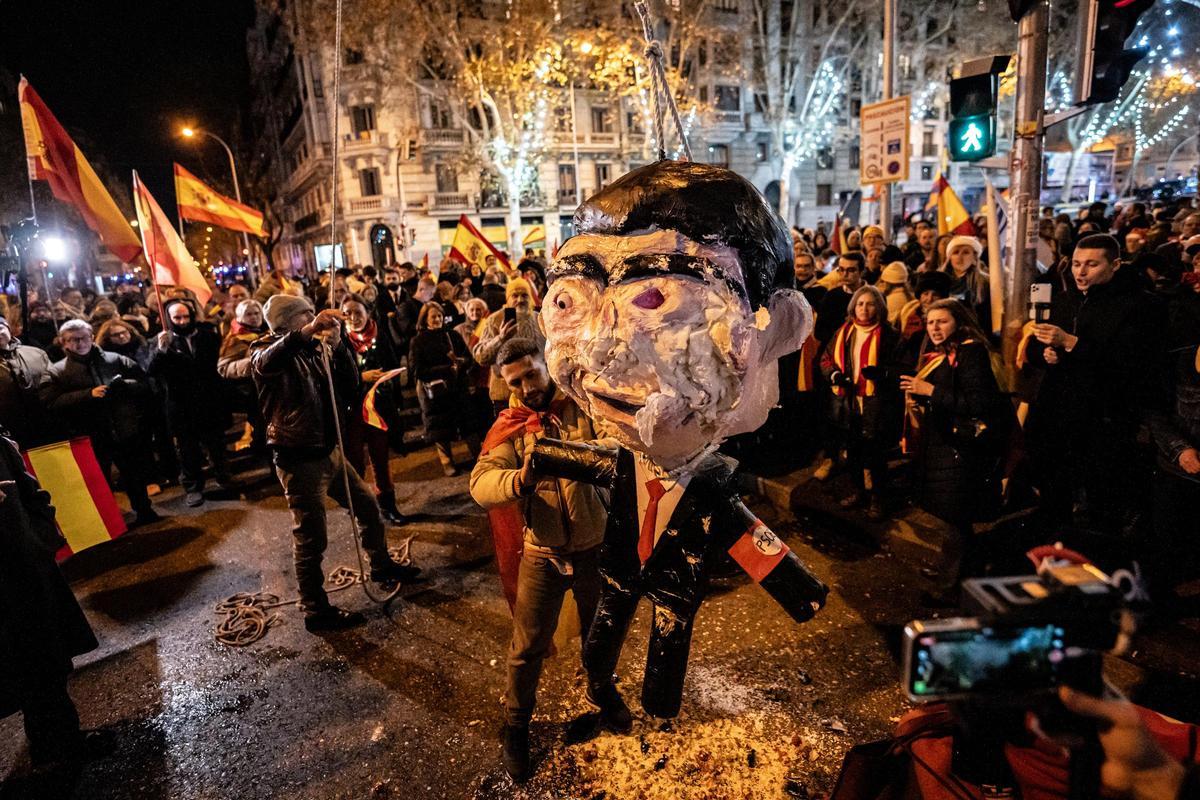 Decenas de personas celebran la entrada del año nuevo en la calle Ferraz, a 1 de enero de 2024, en Madrid (España). Revuelta, la organización juvenil de la órbita de Vox convocante de las concentraciones en Ferraz.