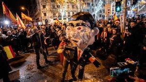Decenas de personas celebran la entrada del año nuevo en la calle Ferraz, a 1 de enero de 2024, en Madrid (España). Revuelta, la organización juvenil de la órbita de Vox convocante de las concentraciones en Ferraz, ha llamado a tomar las uvas es