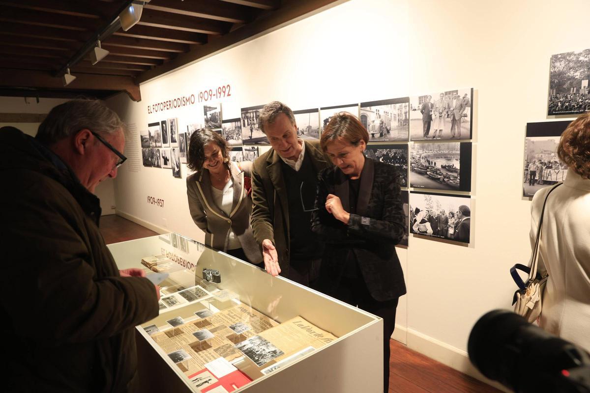 Carmen Moriyón, junto a Juaco López y Montserrat López Moro, visitando la exposición de fotografías de Gijón en el Revillagigedo.