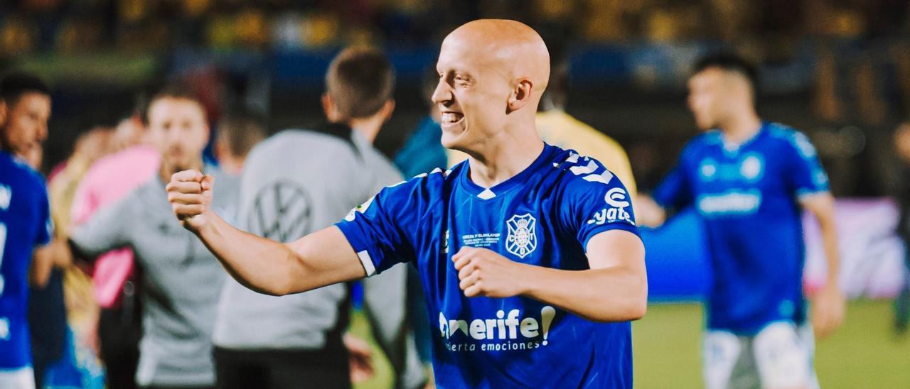 Mollejo celebra una victoria en un partido del Tenerife.