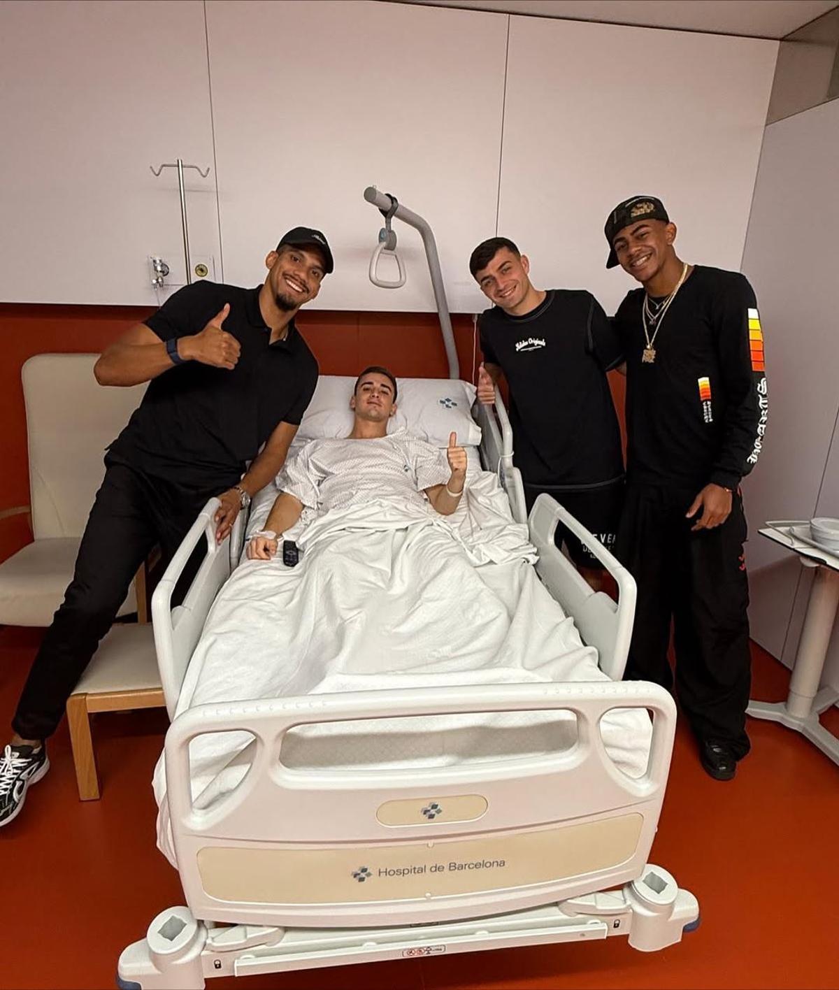 Gavi, junto a Araujo, Pedri y Lamine Yamal tras ser operado