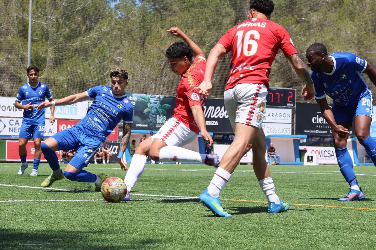 Imágenes del empate de la SD Ibiza ante el CE Andratx por 2-2 en Sant Rafel
