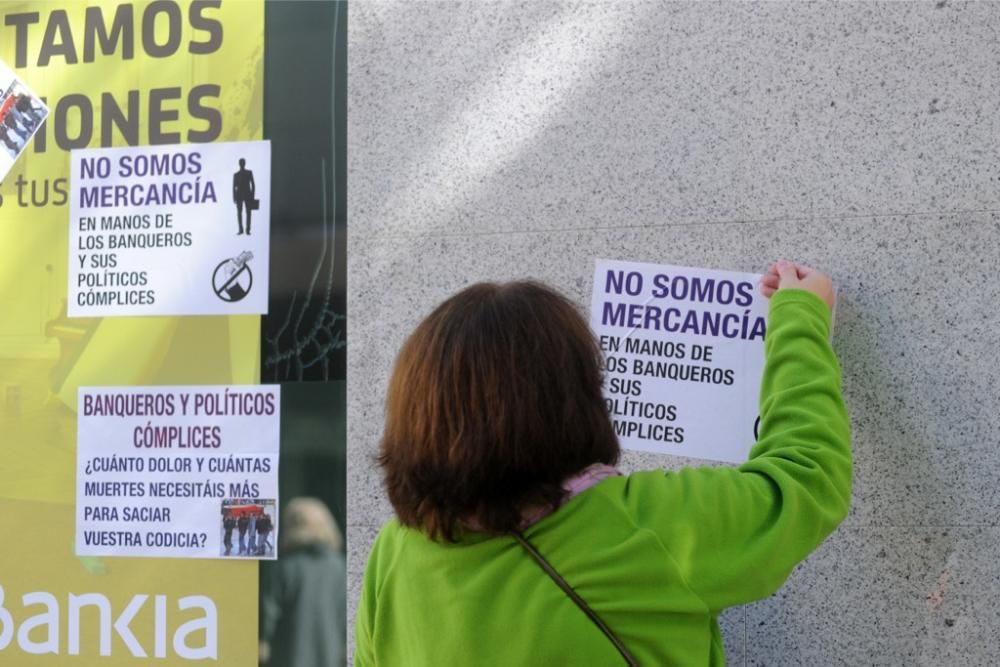 Los antidesahucios toman la sede de Bankia en Murc