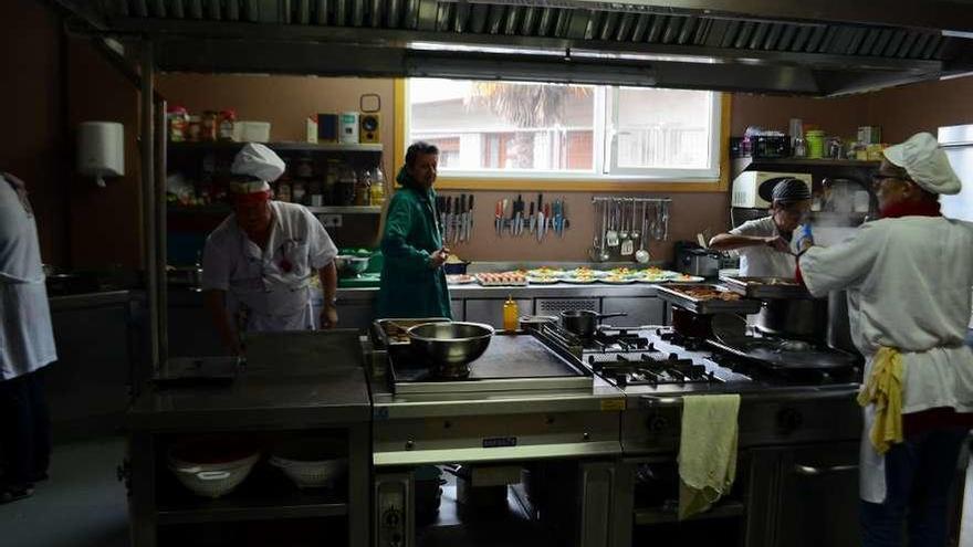 Actividad en la cocina del comedor social de Cangas, ayer, a mediodía. // G.Núñez