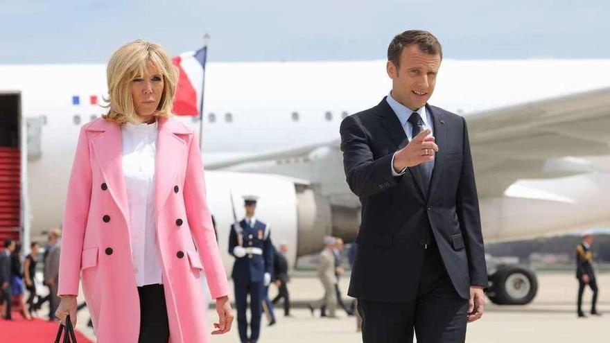 Macron y su esposa, Brigitte, a su llegada a la base militar de Andrews, próxima a Washington.