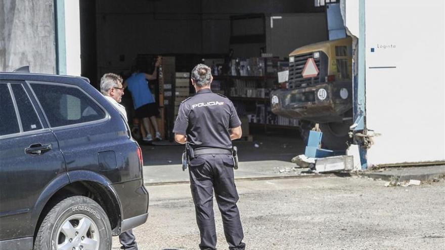 Empotran una pala mecánica en el almacén de Logista de Badajoz para robar tabaco