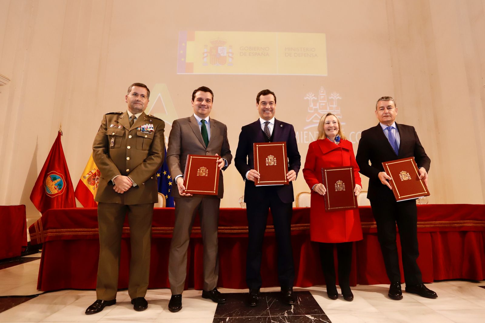 Firma del convenio económico en Córdoba para la base logística del Ejército de Tierra