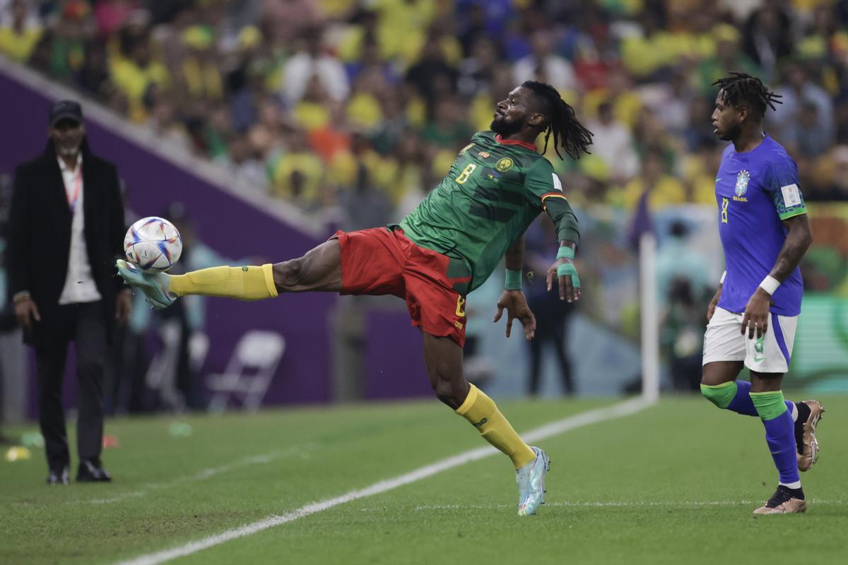 GR5307. LUSAIL (CATAR), 02/12/2022.- André-Frank Zambo Anguissa (i) de Camerún disputa un balón con Fred de Brasil hoy, en un partido de la fase de grupos del Mundial de Fútbol Qatar 2022 entre Camerún y Brasil en el estadio de Lusail (Catar). EFE/ Antonio Lacerda