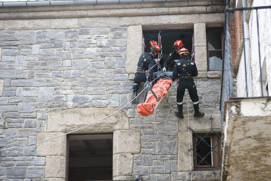 Maniobras de la UME en el poblado del Salto de Cas