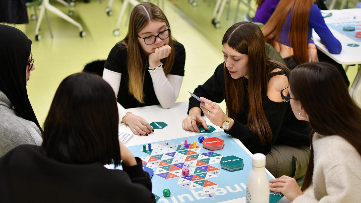 Alumnes d’UManresa fent una partida del joc de taula Inequity
