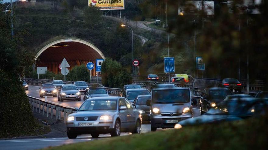 Tráfico intenso en el acceso a Oviedo por el Oeste.