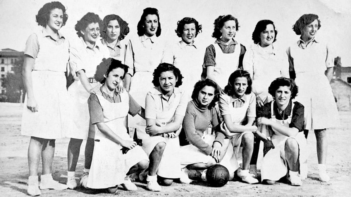 El equipo de Laviana que fue campeón de España de balonmano en 1943. | Reproducción de F. R.